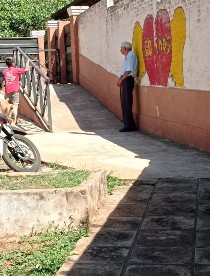 A 88 éves férfi mindennap elkíséri dédunokáját az iskolába, és meg is várja őt a kijárat előtt