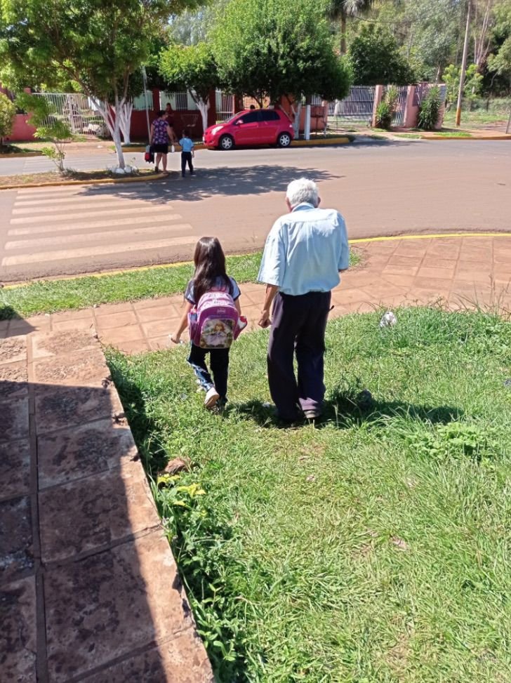 A 88 éves férfi mindennap elkíséri dédunokáját az iskolába, és meg is várja őt a kijárat előtt