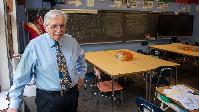A tanár 50 éve üresen tart egy széket az osztályterem közepén, hogy megtanítson a diákjainak egy fontos leckét