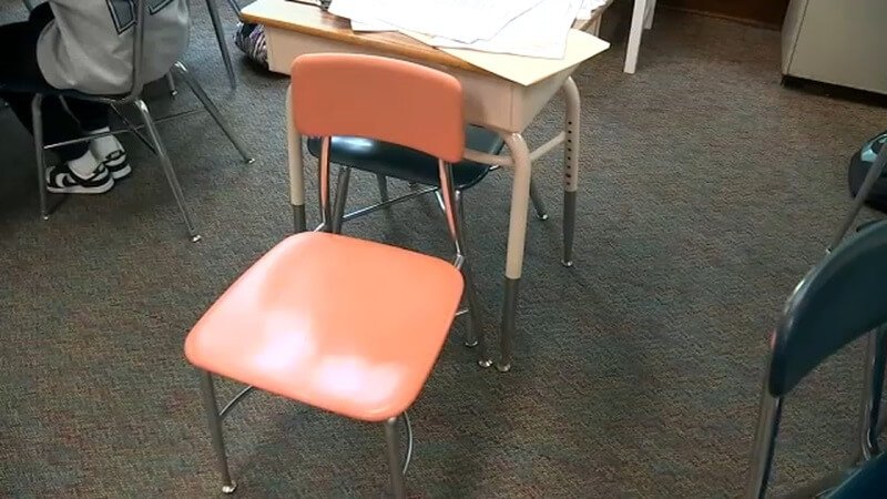 A tanár 50 éve üresen tart egy széket az osztályterem közepén, hogy megtanítson a diákjainak egy fontos leckét