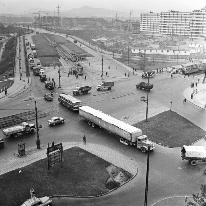 Az óriásbálnát szállító hosszú platós nyerges vontató a Váci út–Róbert károly körút kereszteződésénél, 1963-ban – Fotó: Domonkos Endre / FŐMTERV / Fortepan