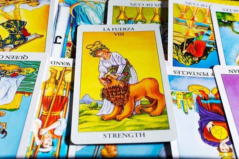 A 2024-es év tarot kártyája az Erő - Az év radikális tanulsága az elveszített és visszanyert erő