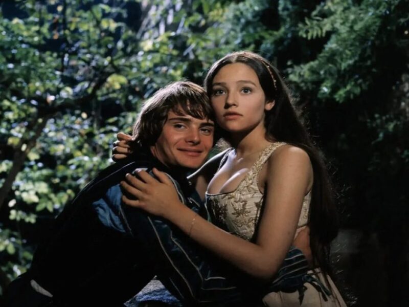 „Rómeó és Júlia ma ünnepli a 73. és 72. születésnapját! Fedezd fel, hogy néz ki Olivia Hussey és Leonard Whiting, és hogyan élnek most