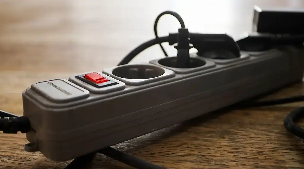 8 háztartási készülék, amit nem szabad hosszabbítón vagy elosztón keresztül a hálózatra csatlakoztatni balesetmegelőzés, elektromos biztonság, elosztó, energiatakarékosság, fűtőtest, hajszárító, háztartási gépek, hosszabbító, hűtőszekrény, kávéfőző, kenyérpirító, konnektor, légkondicionáló, mikrohullámú sütő, multicooker, otthoni biztonság, túlterhelés, tűzveszély, veszély, villanyszerelés