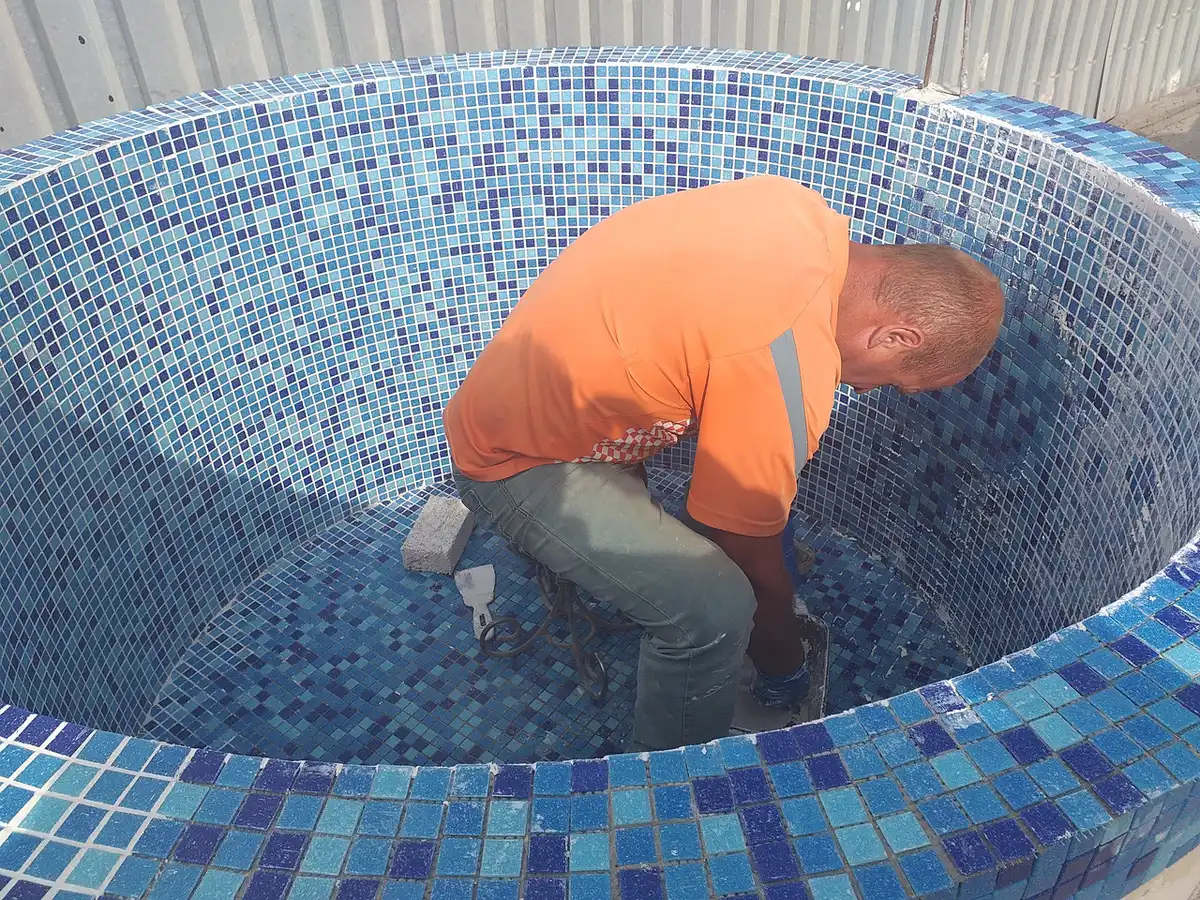 barkácsolás, DIY, építkezés, hobbi, kerti medence, kertrendezés, kreatív megoldások, medence építés, medence ötletek, medence tisztítás, merülőmedence, olcsó medence, szabadidő, vasbeton medence, vízelvezetés