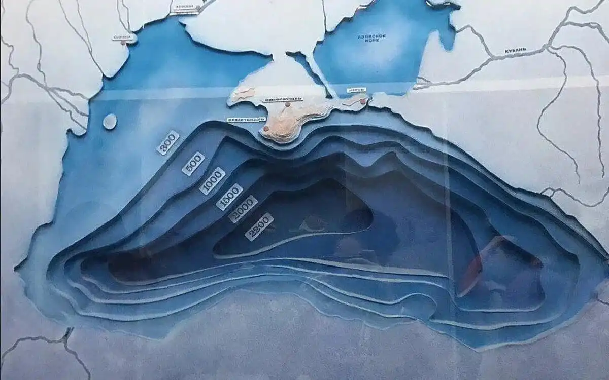 Bermuda-háromszög, fekete-tenger, feláramlások, hajóroncsok, hajózás, húzóáramlatok, mélytengeri kutatás, navigáció, örvények, ősi civilizációk, összeesküvés-elméletek, régészet, rejtélyek, tengeri áramlatok, tengeri legendák, természeti jelenségek, veszélyek, viharok