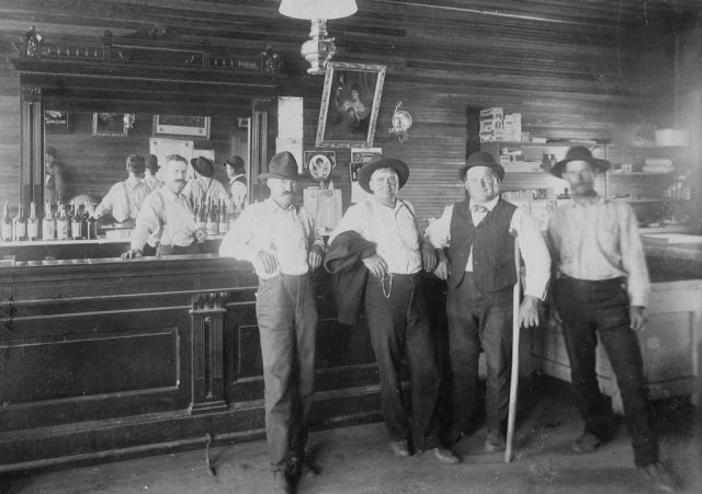 Őrült egy világ volt: 10 meglepő tény a Vadnyugatról alkohol, amerikai határvidék, Billy a kölyök, burleszk, cowboyok, Goldie Griffith, kínai bevándorlók, meglepő tények, Olive Oatman, sportoló, szalonok, szórakozás, tények, vadnyugat, vadnyugati történelem, vasútépítés